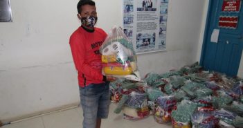 Prefeitura de Limoeiro entrega cesta básica aos mototaxistas para fortalecer o enfrentamento ao covid-19.